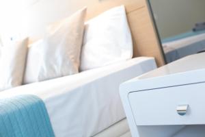 Een bed of bedden in een kamer bij Kronos on the Beach Attic Suite