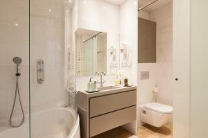 Een badkamer bij Kronos on the Beach Attic Suite