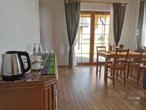 Zestaw do parzenia kawy i herbaty w obiekcie Apartamenty Stajnia Ojcowizna