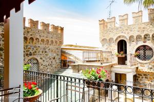 Elle offre une vue sur un bâtiment fleuri depuis son balcon. dans l'établissement Residenza L'Antico Borgo Hotel, à Filadelfia