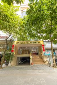 Super OYO Capital O 387 Bach Duong Hotel في هانوي: مبنى فيه درج امام مواقف السيارات
