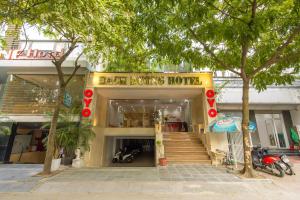 Super OYO Capital O 387 Bach Duong Hotel في هانوي: متجر فيه لافته مكتوب عليها البداية حروق اكثر