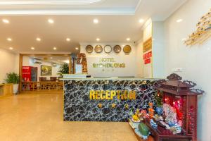 a restaurant with a reception counter in a lobby at Super OYO Capital O 387 Bach Duong Hotel in Hanoi