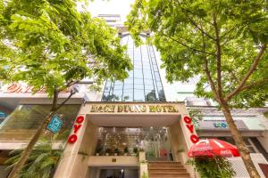 Super OYO Capital O 387 Bach Duong Hotel في هانوي: مبنى عليه لافته تقرأ افضل حركات الشراء