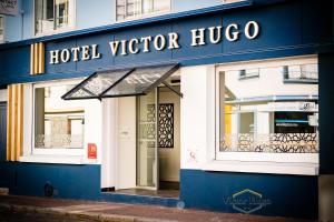 ein Hotel-Vizekönig-Hoco-Schild an der Seite eines Gebäudes in der Unterkunft Hôtel Victor Hugo Lorient in Lorient