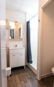 uma casa de banho com um chuveiro e um lavatório. em Cit'Hotel Normandy Hotel Pornichet La Baule em Pornichet