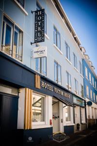 un panneau d'hôtel sur le côté d'un bâtiment dans l'établissement Hôtel Victor Hugo Lorient, à Lorient