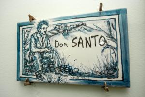 um desenho de um homem num cartaz na parede em Bed and Relax-Il Maniero em Calatabiano