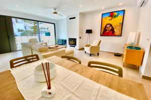 a living room with a table and chairs and a couch at CHALET CON PISCINA PRIVADA EN LA URB. DE PUERTO REY in Los Amarguillos