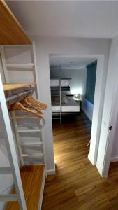 um quarto com beliches e um quarto com uma cama em APARTAMENTOS EL POZO AMARGO em Toledo