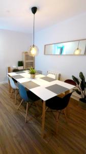 a dining room with a table and chairs at APARTAMENTOS EL POZO AMARGO in Toledo