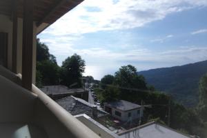 Vista generica sulle montagne o vista sulle montagne dall'interno dell'affittacamere