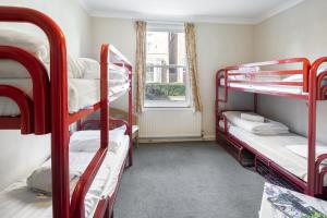ヨークにあるAstor York Hostelの二段ベッド3組、窓が備わる客室です。