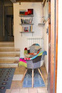 einen Stuhl in einem Zimmer mit Treppen in der Unterkunft Alter Ego b&b Assisi in Assisi