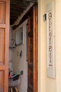 uma porta aberta de uma casa com uma televisão na parede em Alter Ego b&b Assisi em Assis
