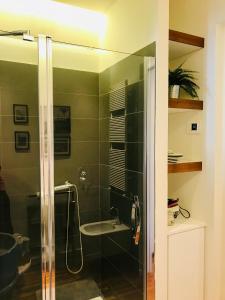 y baño con ducha, lavabo y aseo. en Sweet & cosy room next to the beach en Viareggio
