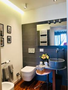ein Bad mit einem Waschbecken und einem WC in der Unterkunft Sweet & cosy room next to the beach in Viareggio