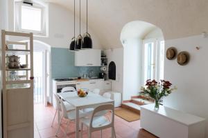 een keuken en eetkamer met een tafel en stoelen bij Al Sasso in Matera