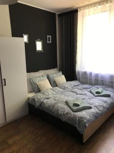 a bedroom with a bed with green towels on it at Apartament w Domku in Gdynia