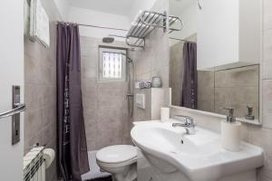 łazienka z umywalką i toaletą w obiekcie Apartments Rosovic J&C w mieście Mošćenička Draga +37 zdjęć