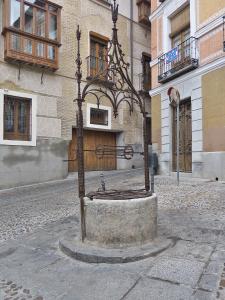 una estatua de un árbol en medio de una calle en APARTAMENTOS EL POZO AMARGO, en Toledo
