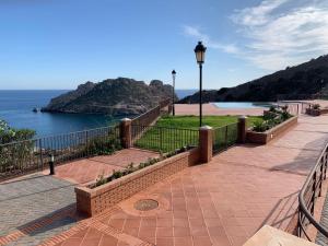 przejście z płotem obok wody w obiekcie Piso 3 dormitorios en Isla del Fraile Golf Resort con espectaculares vistas w mieście Águilas