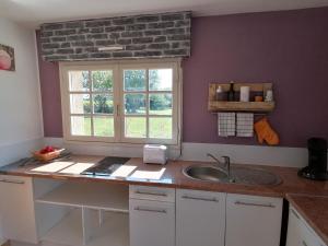 Clohars-CarnoëtにあるGîte 2 pers proche plage avec jardinのギャラリーの写真 +13枚の写真