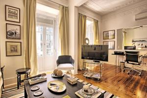 un salon avec une télévision et une table dans l'établissement Amoreiras Luxurious by Lisbon Village Apartments, à Lisbonne