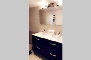 une salle de bains avec un lavabo et un miroir dans l'établissement Le Grand Mole - 2 à 8 voyageurs, à Sète 31 autres photos