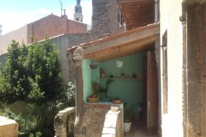 une entrée à un bâtiment avec des plantes en pot dans l'établissement Le Grand Mole - 2 à 8 voyageurs, à Sète