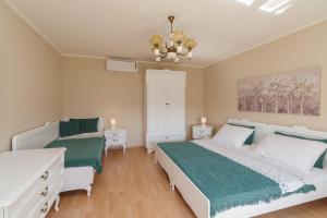 1 dormitorio con 2 camas y lámpara de araña en Barac Rural Holiday Home en Grižane