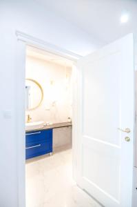 a bathroom with a blue sink and a mirror at Apartament SAILOR z widokiem na morze - Nadmorski Luksus in Ustronie Morskie