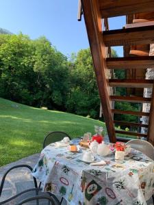 un tavolo con cibo sopra, seduto su un patio di Baita Eleonora ad Argegno