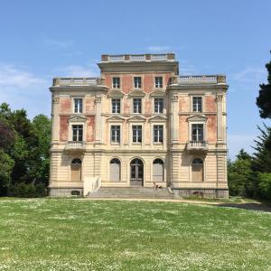 ein großes Backsteingebäude auf einem Grasfeld in der Unterkunft Duplex lumineux, coloré, atypique face cathédrale in Saint-Brieuc