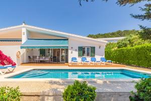 una villa con piscina y una casa en Villa Noelia, en Santo Tomás