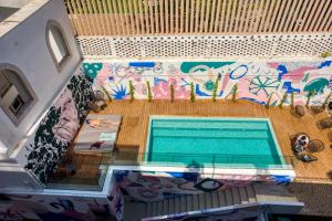 Piscine de l'établissement Selina Secret Garden Lisbon ou située à proximité
