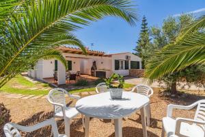 Una mesa y sillas frente a una casa en Villa Noelia, en Santo Tomás