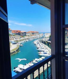 vistas a un puerto deportivo con barcos en el agua en Las Rocas en Llanes