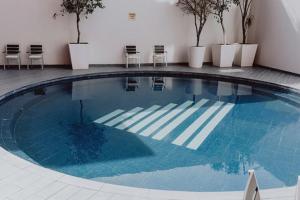 una gran piscina azul en una habitación de hotel en Hotel Laffayette Ejecutivo, en Guadalajara
