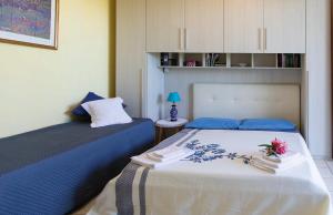 チヴィタノーヴァ・マルケにあるCasa "La Conchiglia"のベッドルーム1室(青と白のベッド2台付)