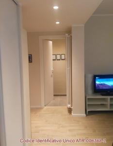 salon z telewizorem i korytarzem w obiekcie Giuly'S House Cozy & Comfy Apartment in Rome ....Real Rome !!! w Rzymie