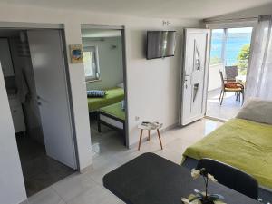 Zimmer mit einem Bett und einem Zimmer mit einem Balkon in der Unterkunft Apartments Stella in Zaboric