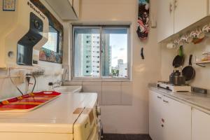cocina con fregadero y ventana en Fit Hostel, en Recife