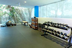 un gimnasio con un montón de equipos de ejercicio en una habitación en Z Ocean Hotel, Classico A Sonesta Collection, en Miami Beach