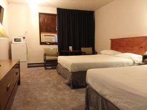 Кровать или кровати в номере Americas Best Value Inn Laramie