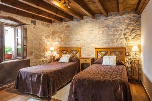 Llit o llits en una habitació de Apartamentos Rurales El Tio Pablo Picos de Europa Tresviso