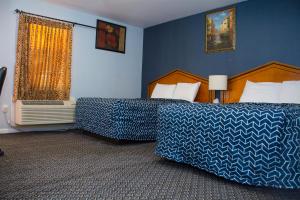 En eller flere senge i et værelse på At 9 Motel