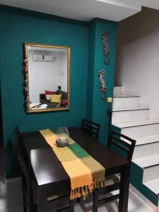 a dining room with a table and a mirror at Duplex a pasitos del centro contactar número primer foto in Posadas