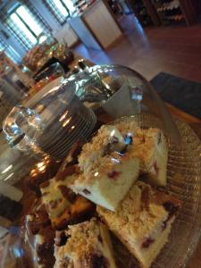 un plato de cristal con algo de comida en una mesa en Hotel a Hostinec Tálský mlýn, en Žďár nad Sázavou