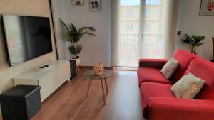 Televízia a/alebo spoločenská miestnosť v ubytovaní Apartamento Capri Los Boliches Wifi gratis Beach 100m